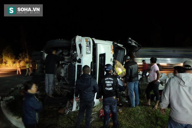 
Chiếc xe tải cùng hai người gặp nạn trong đêm
