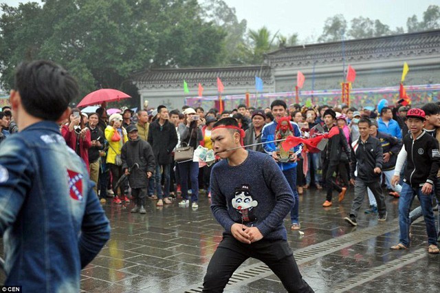 
Bằng cách xuyên chiếc kim nhọn qua má, những người dân địa phương tin rằng hành động của họ sẽ giúp xua đuổi tà ma và mang lại may mắn cho dân làng.
