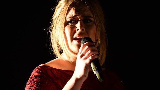 
Gương mặt căng thẳng của Adele khi biểu diễn tại Grammy 2016
