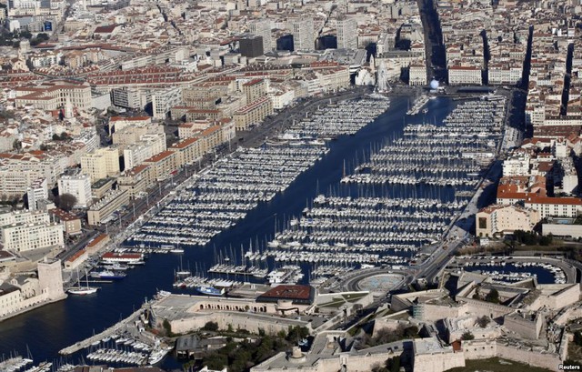 Thuyền đỗ theo hàng tại bến cảng Old Harbour ở Marseille, Pháp.