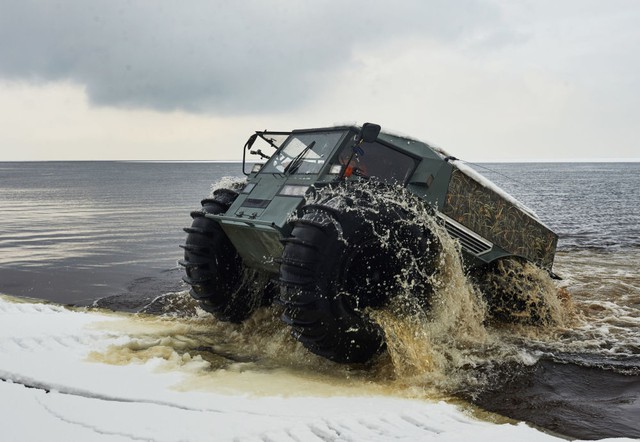 Phương tiện lưỡng cư Sherp do Nga chế tạo chạy thử nghiệm trên bờ hồ Ladoga ở vùng Leningrad, Nga.