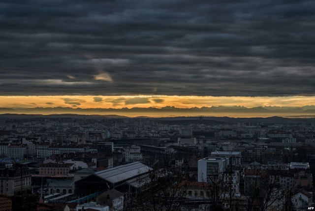 Bình minh trên dãy núi Alps nhìn từ thành phố Lyon, Pháp.