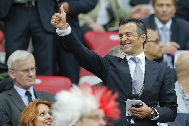 
Jorge Mendes giơ hiệu như khẳng định thương vụ Mourinho về Man United đã xong, chỉ là lúc nào mà thôi!
