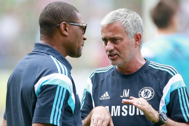 
Michael Emenalo (trái) khẳng định Chelsea buộc phải sa thải Mourinho vì mâu thuẫn với các học trò.
