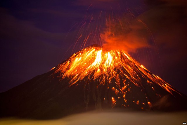 Dung nham nóng phun trào từ miệng núi lửa Tungurahua ở Huambalo, Ecuador.