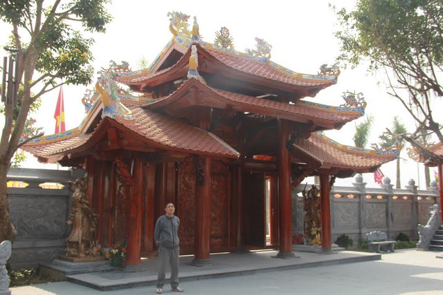 Cổng chính ngôi đền Việt Nam Trần Triều Điện.
