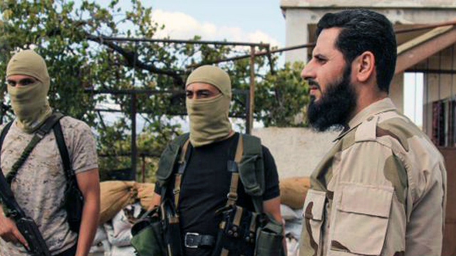 
Thủ lĩnh hiện tại của Ahrar al-Sham (giữa) tại một chốt kiểm soát của lực lượng này.
