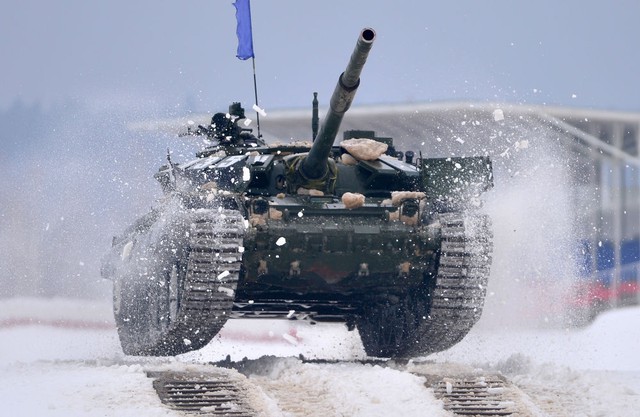 Xe tăng T-72 trình diễn tại cuộc thi Tank Biathlon 2016 được tổ chức giữa các đơn vị của quân khu miền Tây tại trường bắn Alabino ở Moscow, Nga.