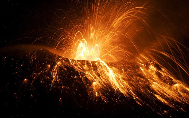 Dung nham nóng và khói phun trào từ miệng núi lửa Tungurahua ở Ecuador.