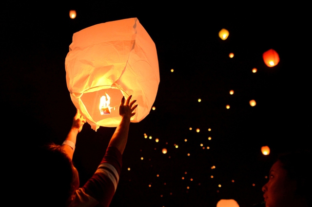 Mọi người thả đèn trời trong một lễ hội truyền thống ở thành phố Manila, Philippines.
