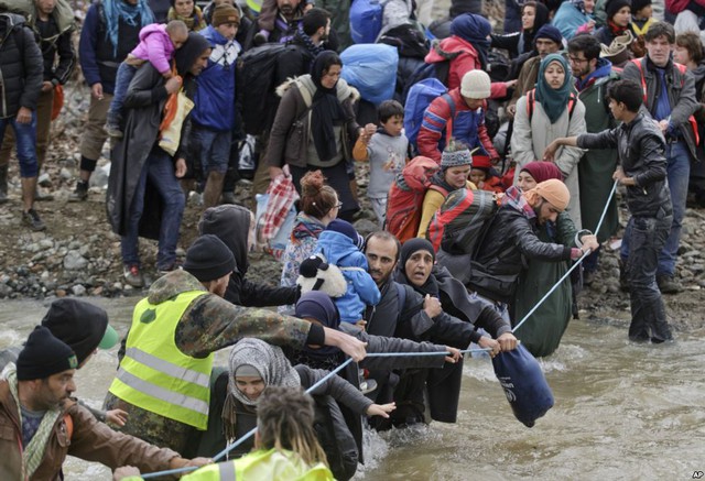 Người di cư mạo hiểm vượt sông để sang Macedonia từ thị trấn Idomeni, Hi Lạp.