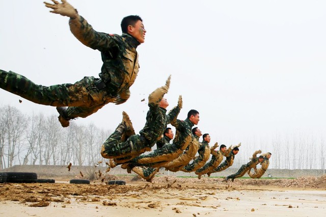 Một nhóm cảnh sát bán quân sự Trung Quốc tham gia khóa huấn luyện tại thành phố Tô Châu, tỉnh An Huy.