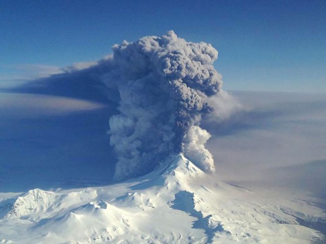 Tro bụi phun trào từ miệng núi lửa Pavlof trên quần đảo Aleutian ở Alaska, Mỹ.