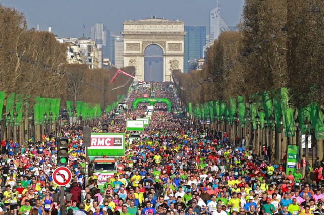 Hàng chục nghìn người chạy trên đại lộ Champs Elysees trong cuộc thi chạy Marathon quốc tế lần thứ 40 ở Paris, Pháp.