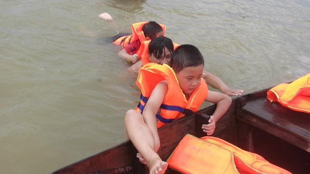 “Thích quá mẹ ơi, thích hơn bơi ở bể bơi ở nhà, thú vị hơn leo núi, con không hề sợ, con thích từ đầu...” – bé Thiên Anh (8 tuổi, năm 2013) reo lên thích thú khi hoàn thành chuyến đi 300m vượt sông dành cho trẻ em.