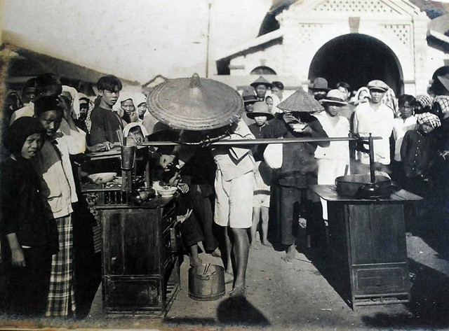 Gánh hũ tiếu đông nghẹt người... đứng ăn trước cổng chợ Gò Vấp đầu thế kỷ 20.