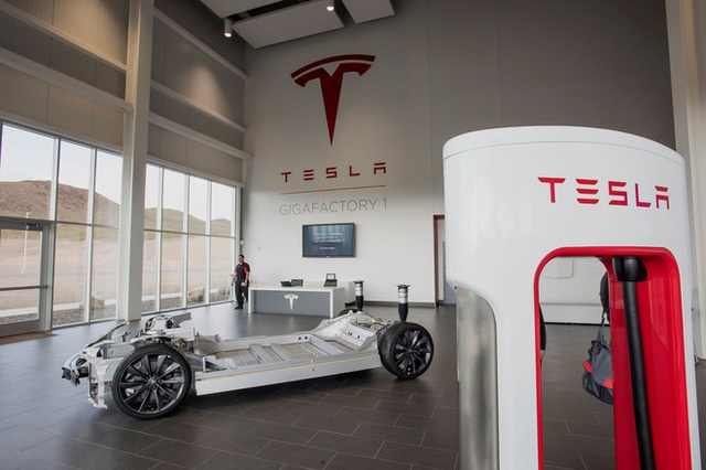 Hành lang của Gigafactory nổi bật với khung gầm của Model X và S, cũng như mẫu sạc nhanh của Tesla.