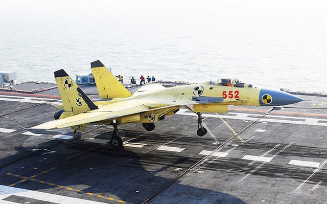 
Một máy bay J-15 cất cánh từ tàu Liêu Ninh.
