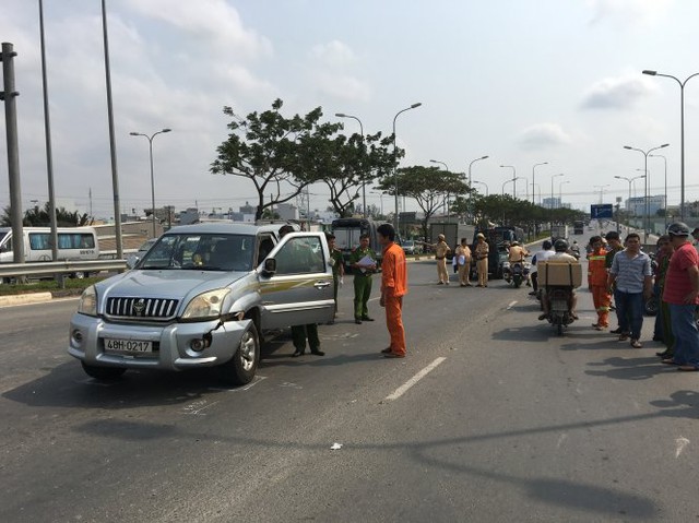 Hiện trường chặn bắt được chiếc ô tô 7 chỗ trên làn đường ngược chiều tại cầu Nước Lên (Q.Bình Tân) - Ảnh: Đức Thanh