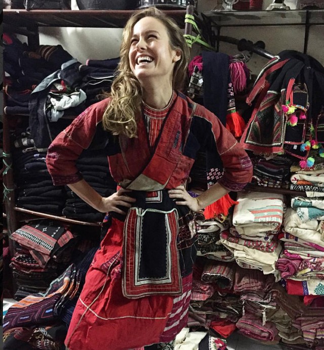 
Nữ diễn viên Brie Larson trài nghiệm việc mặc trang phục dân tộc Hmong khi đóng phim ở Việt Nam. Ảnh: Instagrams/brielarson.
