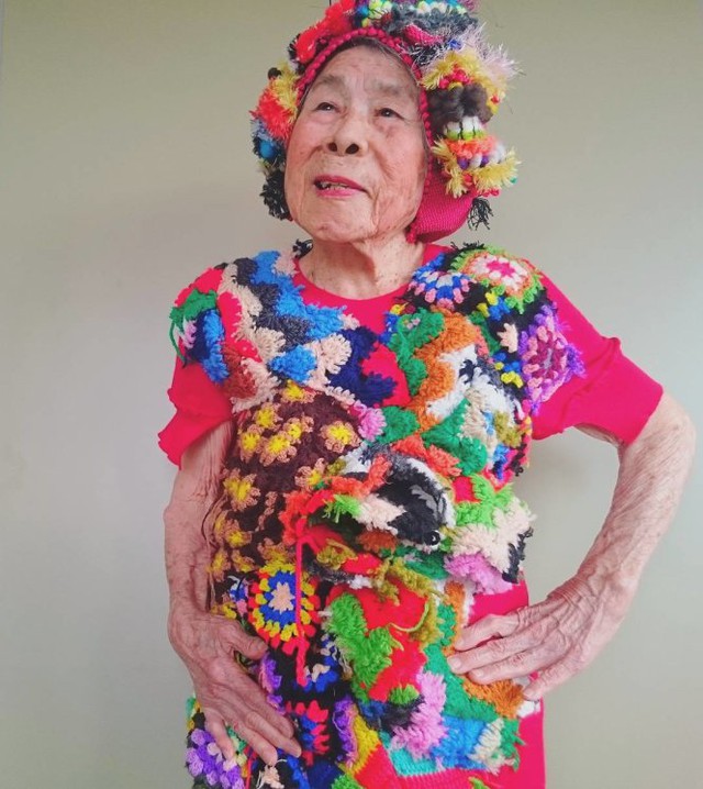 
Ở tuổi 93, cụ Emiko không ngại khoác lên người những bộ cánh sặc sỡ
