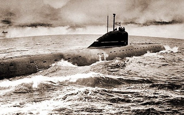 
Tàu ngầm chiến đấu K-8 của Liên Xô
