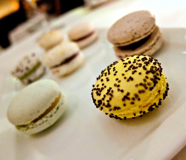 
Những chiếc bánh macaron nhiều vị, từ sô cô la, caramen, chuối, bơ lạc tới vị chanh, trà xanh.
