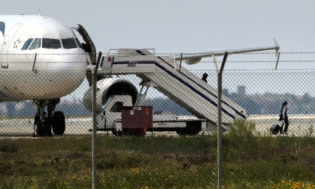 
Một thành viên phi hành đoàn vừa được thả khỏi chiếc máy bay A320. (Ảnh: Yiannis Kourtoglou/Reuters)
