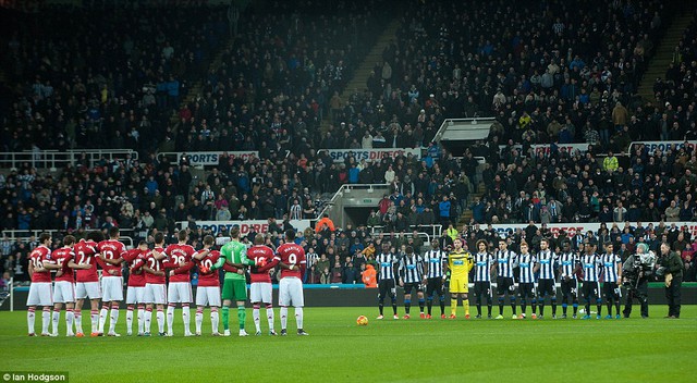 
Trước trận đấu, Newcastle và Man United dành 1 phút mặc niệm cựu thủ môn Pavel Srnicek của Chích chòe.
