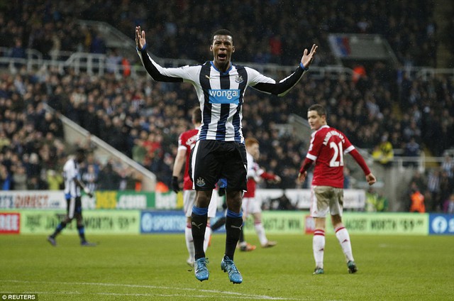 Ngay trước khi hiệp một khép lại, Wijnaldum đã gỡ lại một bàn cho Newcastle.