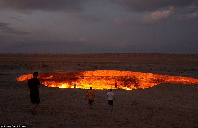 Phần vỏ Trái Đất bốc cháy liên tục từ khi phát hiện ra vào năm 1970, do khí gas tự nhiên, nằm gần làng Derweze giữa sa mạc Karakum, được gọi là “Cửa xuống địa ngục”.