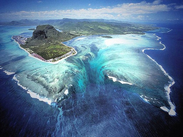 
Ảnh chụp trên cao xuống ngoài khơi biển Mauritius thuộc Ắn Độ Dương cho thấy dòng thác nước chìm dọc theo đảo nhiệt đới. Thực ra đó chỉ là ảo giác do bùn và phù sa lắng xuống gây ra.
