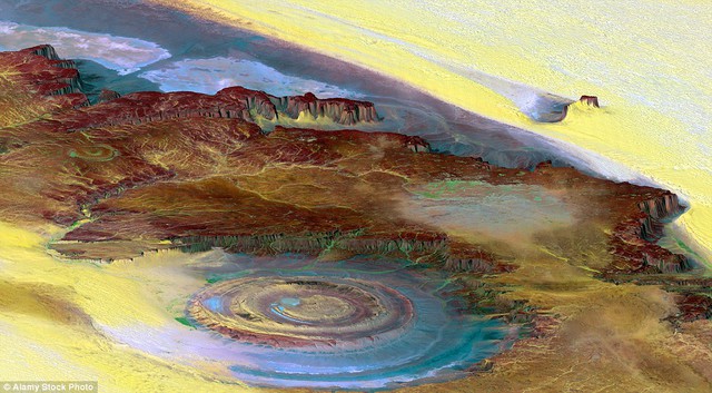 Thoạt nhìn chắc bạn sẽ tưởng là bức tranh trừu tượng. Nhưng đó là sa mạc Sahara. Thời tiết tác động làm đất cát đổi màu thành kết cấu nhiều tầng lớp màu sắc như thế.