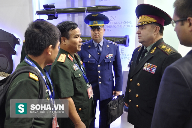 
Đoàn BQP Việt Nam tham dự Triển lãm Defense & Security 2015.
