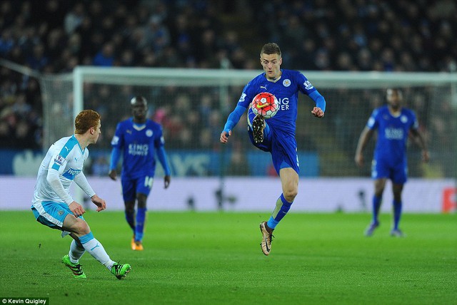 Jamie Vardy như thường lệ hoạt động rất năng nổ, gây nhiều khó khăn cho đối thủ.