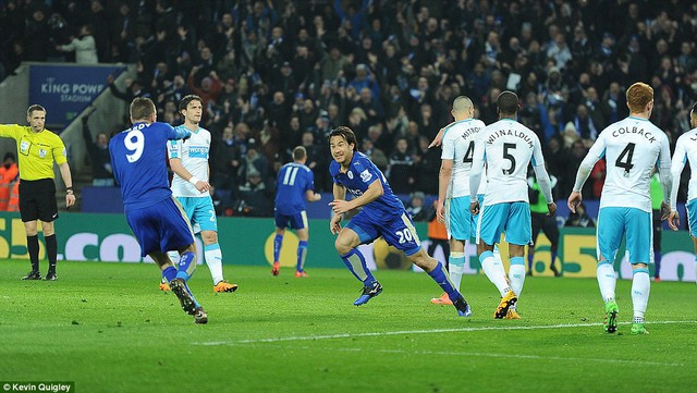 Okazaki ăn mừng bàn thắng cùng Vardy.