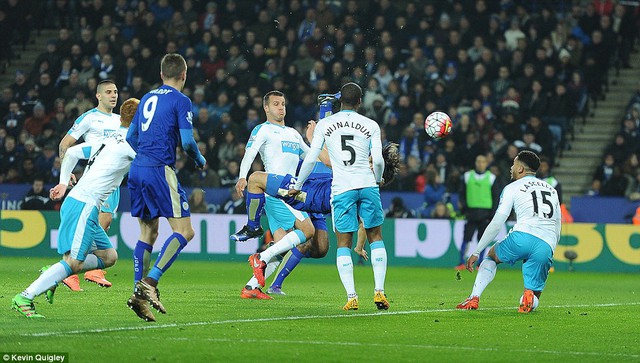 
Phút 25, Leicester vươn lên dẫn trước sau pha móc bóng đẹp mắt của Okazaki.
