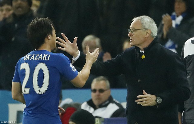 Người hùng Okazaki rời sân và nhận lời khen từ Ranieri.