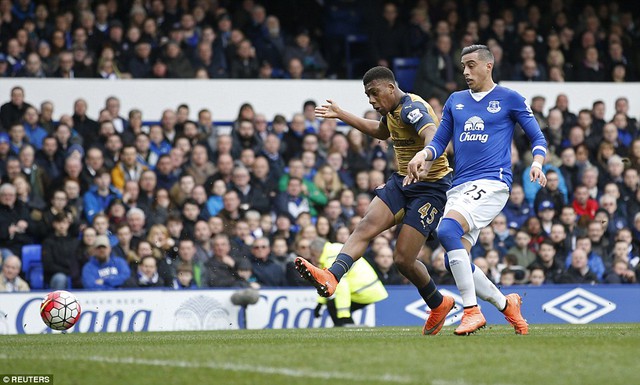 Iwobi nâng tỉ số lên 2-0 ở phút 42 sau một pha dứt điểm khéo léo.