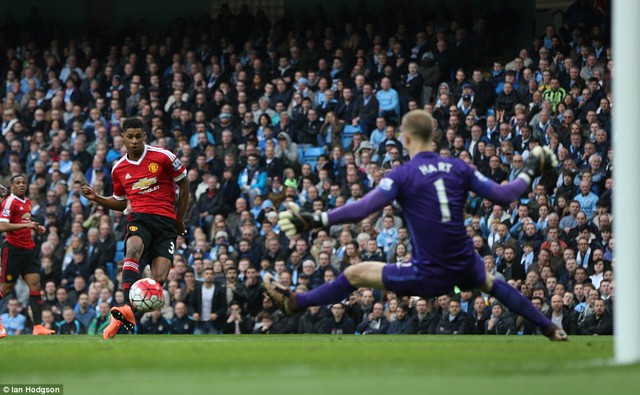 Chân sút trẻ tuổi dễ dàng đánh bại Joe Hart mở tỉ số cho Man United.