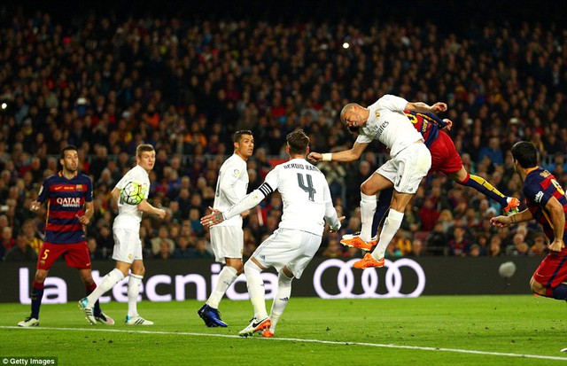 Sau hiệp một hòa 0-0, ngay đầu hiệp hai, Pique đã ghi bàn đưa Barca vượt lên dẫn trước.