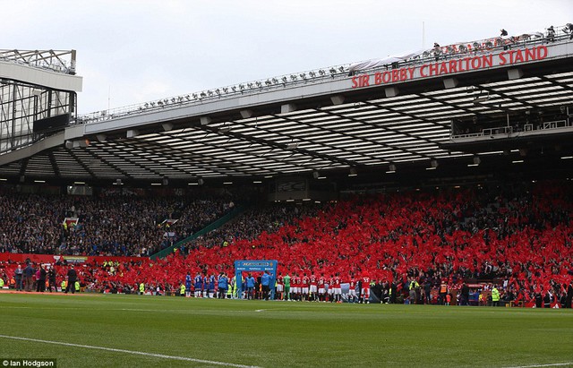 Trước trận đấu với Everton, SVĐ Old Trafford chính thức đặt tên một khán đài là Sir Bobby Charlton để kỷ niệm 60 ngày ông ra mắt CLB.