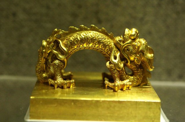 
Ấn vàng Hoàng Thái hậu bảo, niên hiệu Minh Mệnh thứ 2 (1822). Hoàng đế Minh Mệnh cho đúc cùng kim sách dâng tôn hiệu cho thân mẫu làm Hoàng Thái hậu.
