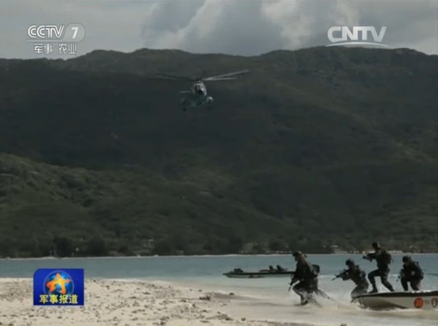 
Mặc dù luôn tuyên bố tôn trọng hòa bình ở Biển Đông nhưng việc một kênh truyền hình quốc gia như CCTV công bố những hình ảnh quân đội nước này diễn tập chiếm đảo lại cho thấy điều ngược lại.
