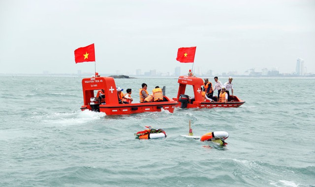 
Vòng hoa mang dòng chữ “Đời đời nhớ ơn các Anh hùng liệt sĩ hi sinh tại đảo Gạc Ma-Trường Sa ngày 14-3-1988” được thả xuống biển trong sáng 14-3 - Ảnh: TRƯỜNG TRUNG
