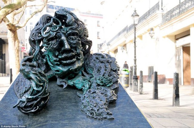 
Bức tượng có tên “Nói chuyện với Oscar Wilde” ở London, Anh.
