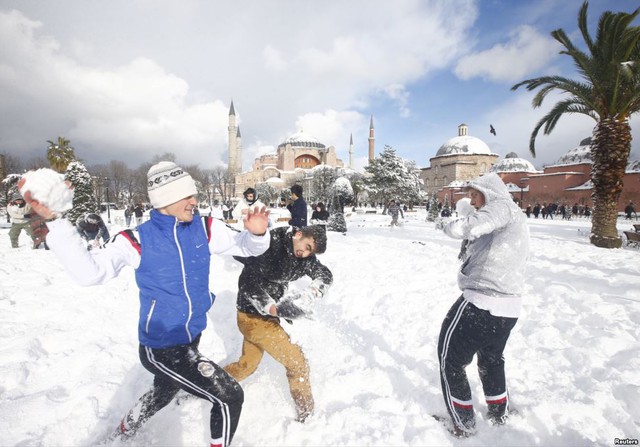 Các chàng trai chơi đùa với tuyết tại quảng trường Sultanahmet ở Istanbul, Thổ Nhĩ Kỳ.