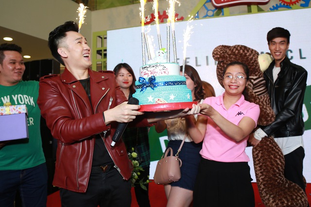 
Cuối chương trình, Dương Triệu Vũ xúc động mạnh với món quà từ fan club dành tặng cho mình.
