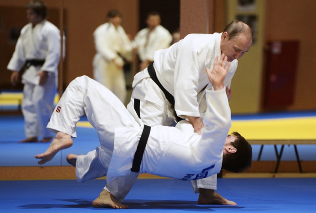 Tổng thống Nga Vladimir Putin đã có màn trình diễn judo và đấu tập với các thành viên tuyển quốc gia Nga tại trung tâm huấn luyện thể thao quốc gia Yug-Sport.