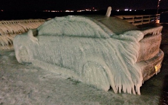Nước đóng băng phủ kín chiếc ô tô đậu gần bờ hồ Erie ở thành phố Buffalo, bang New York, Mỹ.